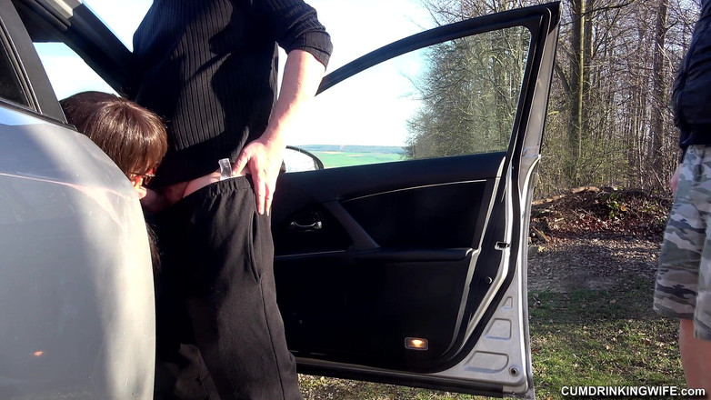 Cumdrinking Wife: Estranhos me fodem e me prenham no meu carro