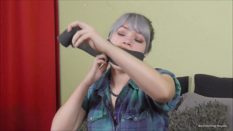 Restricting Ropes: Nylonstrümpfe in ihren mund legen