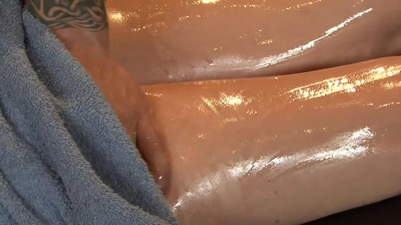 Big Tits World: Si rambut coklat panas dengan buah dada besar mengambil zakar...