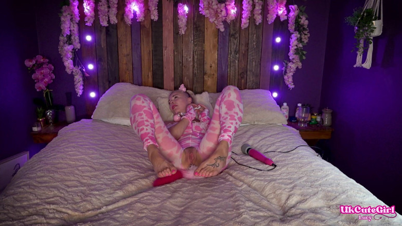 UKCuteGirl Lucy Lauren: 插入的小猫在巨大的球堵嘴