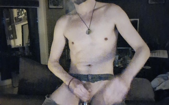 kinkygaynudist: Chico gay masturbándose y fumando