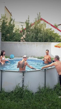 Drei Männer sexy Freundin nach einer Poolparty – sie liebt es, wenn ihr Sperma über das Gesicht tropft