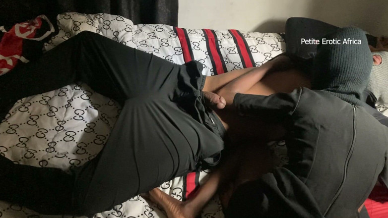 Petite Erotic Africa: Lovet cưỡi đầy đủ quần áo