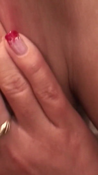Jovem enfermeira Jennifer Fox masturba sua buceta com espéculo vaginal