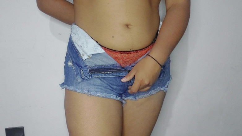 Josyandhot: Ragazza sexy in pantaloncini con figa pelosa