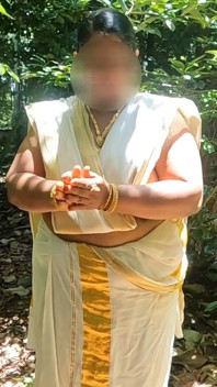 Estilo kerala , conjunto tradicional de Mundu, chica desnuda al aire libre exponiendo su sexy cuerpo desnudo.