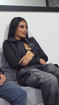 나쁜 천사가 정액과 음경 체액을 삼키는 것을 즐긴다고 말합니다