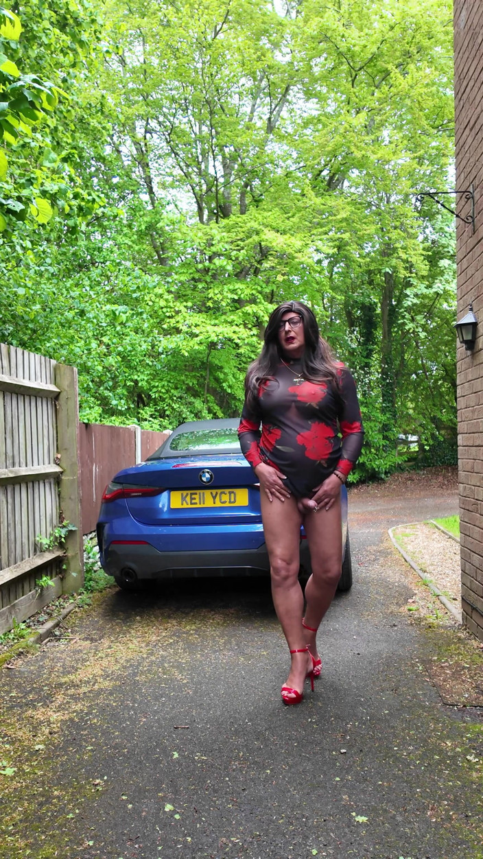 Kellycd2022: Travestito kellycd2022 in abito e tacchi lunghi neri e rossi...