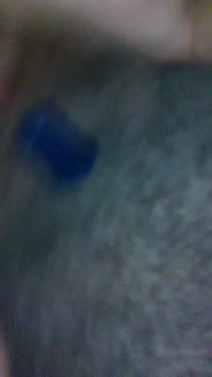 cum2mybeautifulwife3: Jessi allarga la figa allentata con una tazza