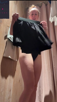 Sborrata dura mentre nel camerino !! Sperando di non essere beccato!