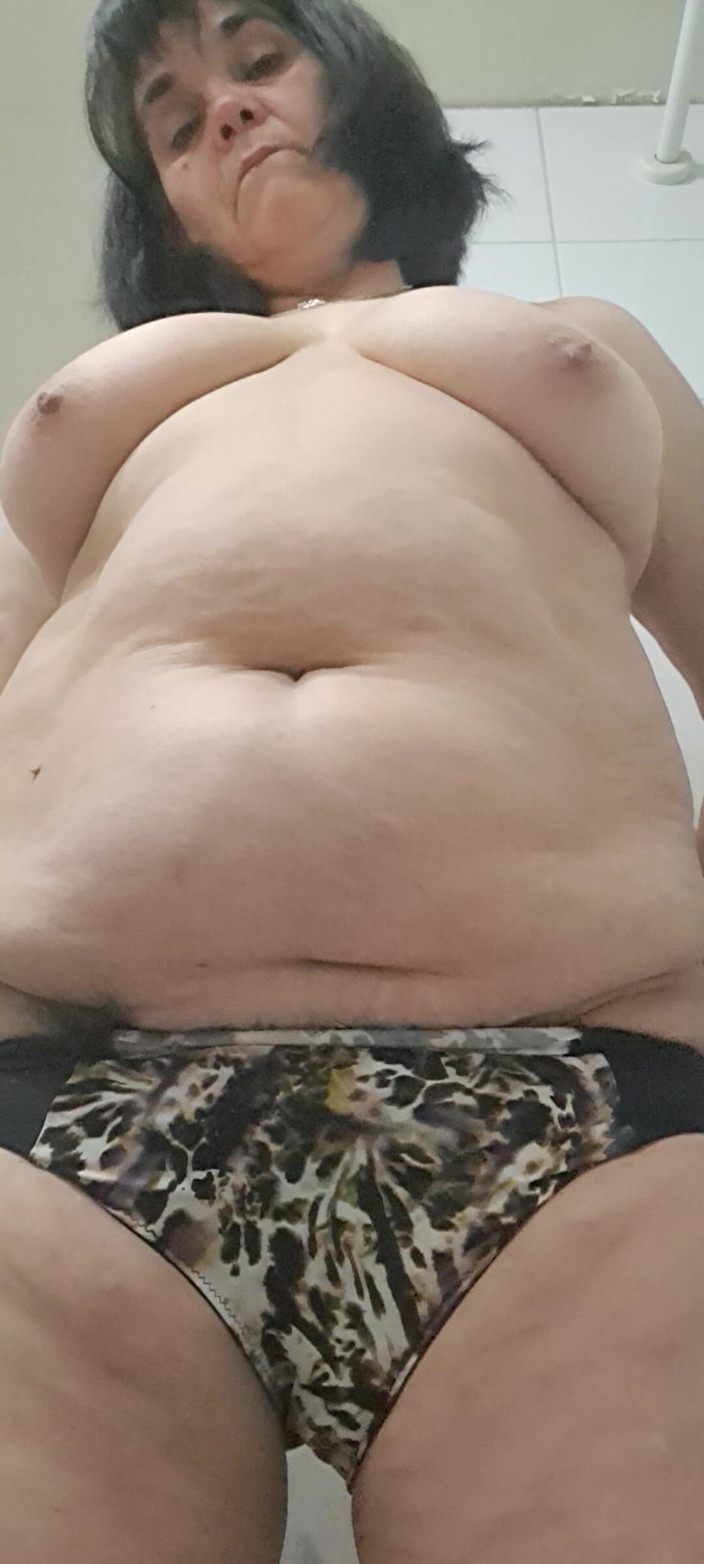 Mommy big hairy pussy: 젖은 질에 손가락을 넣고 싶어