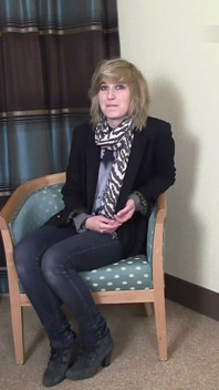 Vicky, blondă de 18 ani, e slabă în timpul castingului pornografic