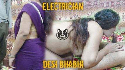 Pakistani CoupleX: Un électricien indien à grosse bite dans une bhabhi desi à la chatte étroite