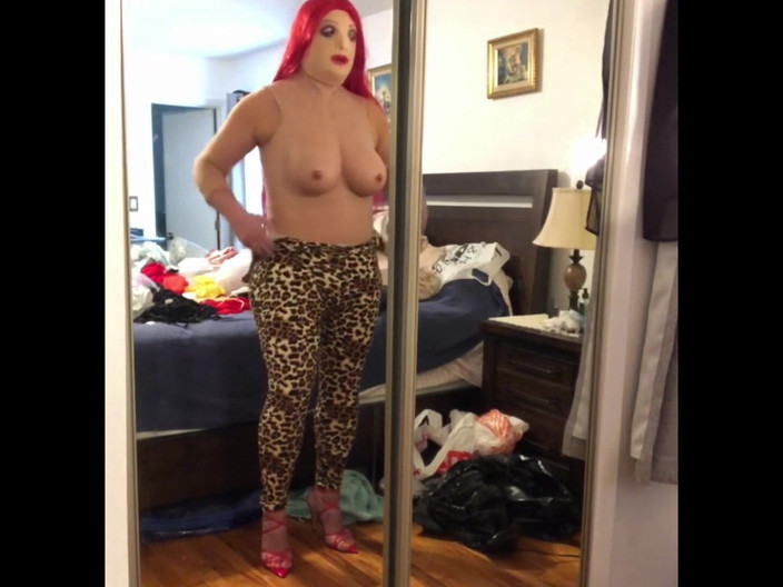 Deanna Doll: Deanna CD Doll într-un costum sexy decolteu