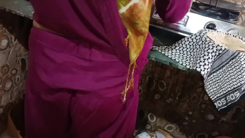 Bhabhi UP: Poszedł dziś do kuchni z żoną przyjaciela