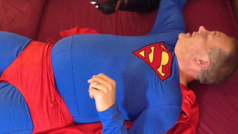 Carmen Angel: Nine Kedi Kadın Süpermen'in Yarağını Emiyor!