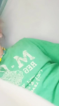 Knappe jonge man opent zijn kont