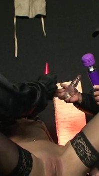 Bondage dominant et baise avec un gode