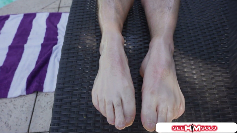 SeeHimSolo: Kyle Mason roztáhne stehna a hladí svůj penis, dokud nevyvrcholí!
