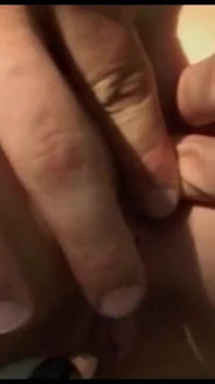 Une sodomie se fait doigter dans la forêt