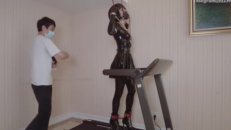 Aisan girl bondage: Mz24 - ein mädchen, das an ein Laufband mit Metalleinschränken und...