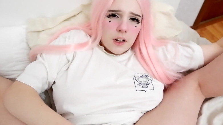 BubbleGum: O fată drăguță geme în timpul sexului anal