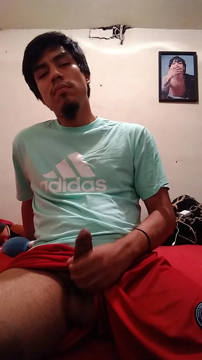 AlexAlejandro13: इन शॉर्ट्स को थोड़ा-थोड़ा करके उतारो ताकि मेरा लंड सख्त हो जाए