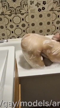 Massaggia un ragazzo sissy in bagno prima di scopare!
