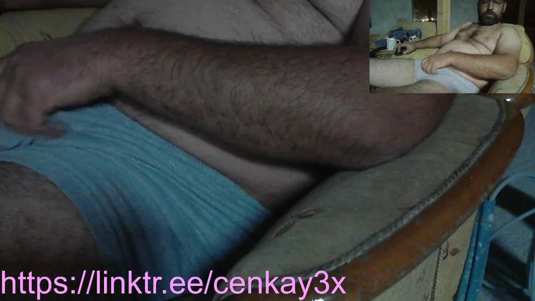 CenkAy: 男性熊爸爸在直播中令人惊叹