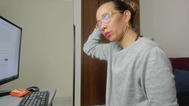 Latin webcam: Weelderige Latina Masturbeert Als Ze Thuiskomt Van Het Werk Om...