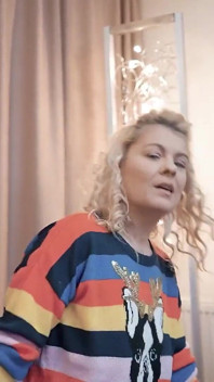 Jasmin alemã loira mulher adulta brincando com ela mesma