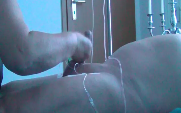 Schwester Sandra: Saline Injection Into the Patiens Balls