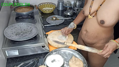 Sexy Komal: Roti yaparken aynı anda iki şeyi birden yapmak için çok zorladım.
