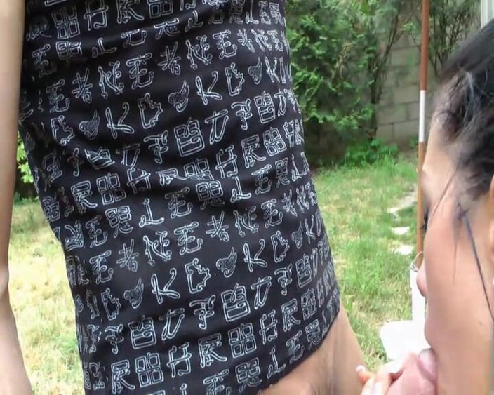 Paris Jango: 庭で美しいブルネットの女性が三人の大きなチンコにセックス