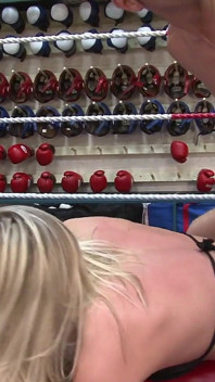 Blonde MILf bekommt alle ihre löcher von einer gruppe wilder männer beim boxen hart gefickt