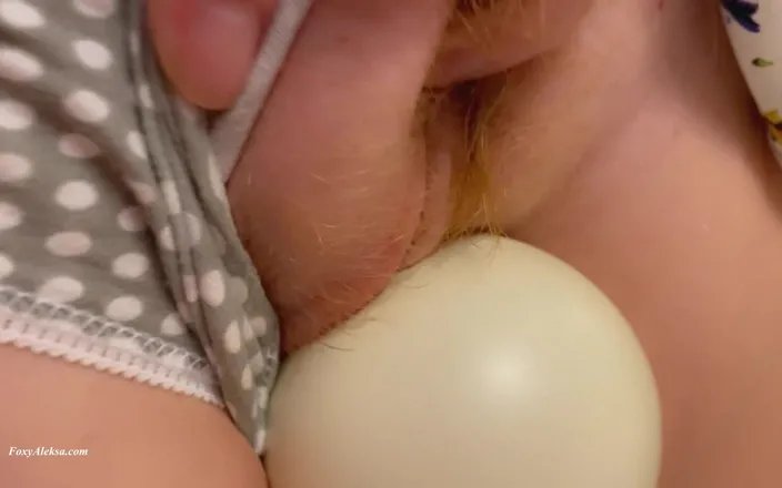 FoxyAleksa: Sexy tření zrzavá chlupatá kundička pod sukní. Moje tajemství v...
