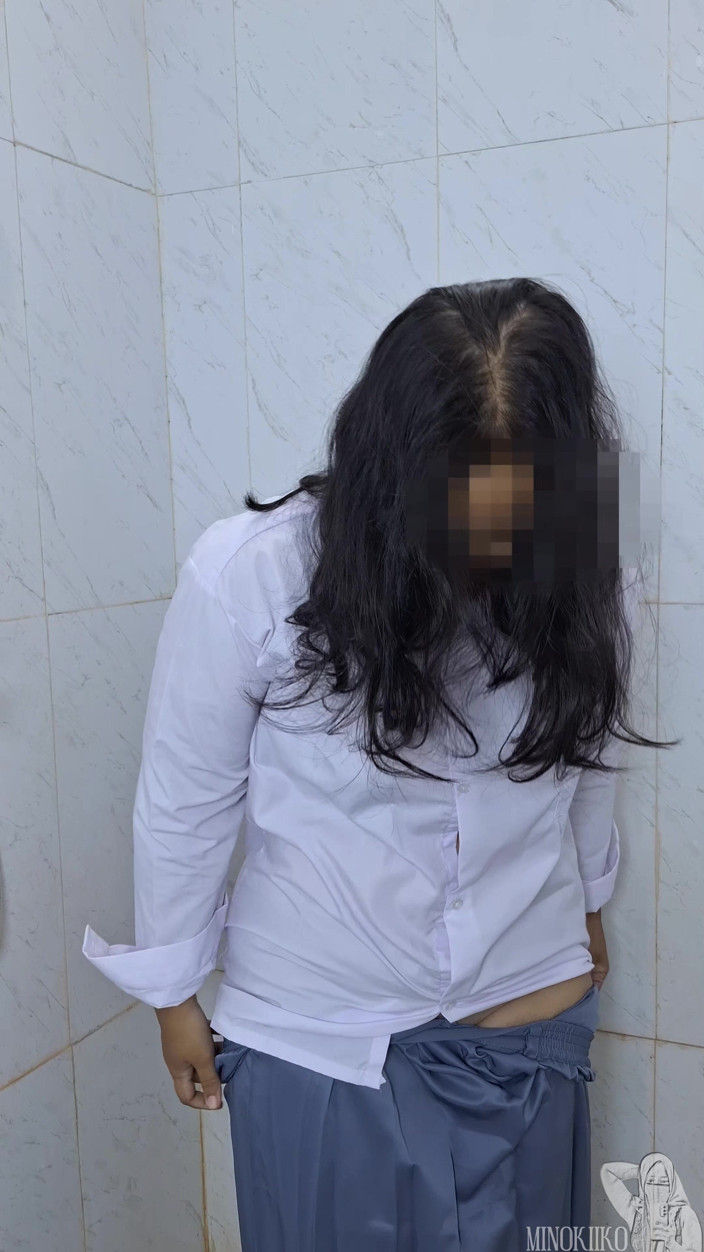 Minokiiko: Hidżab College Girl 18+ rozbiera się z munduru i szoruje ciało,...