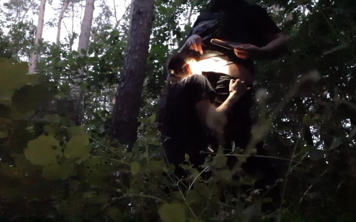 Lesbian-illusion: Eu fodo minha meia-irmã na boca na floresta para que...