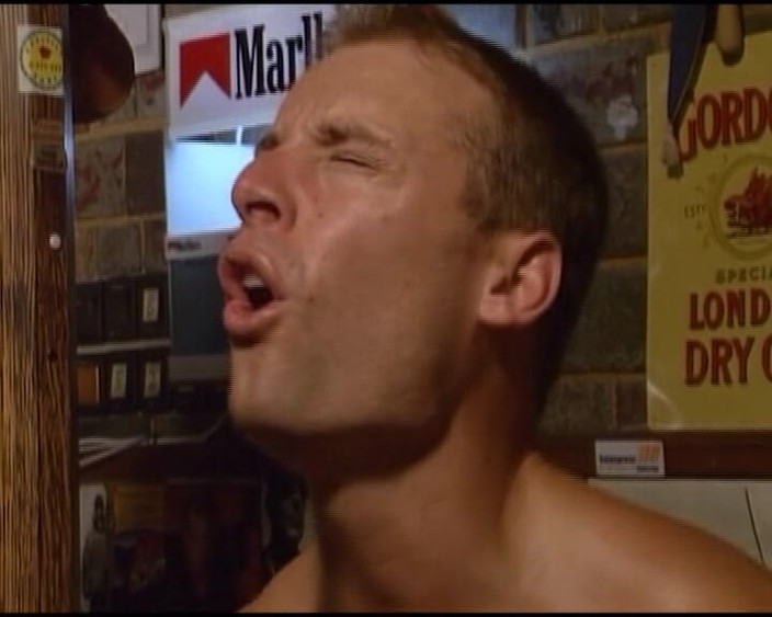 German Threesome: Garçonete faminta por pau brinca com dois paus no bar