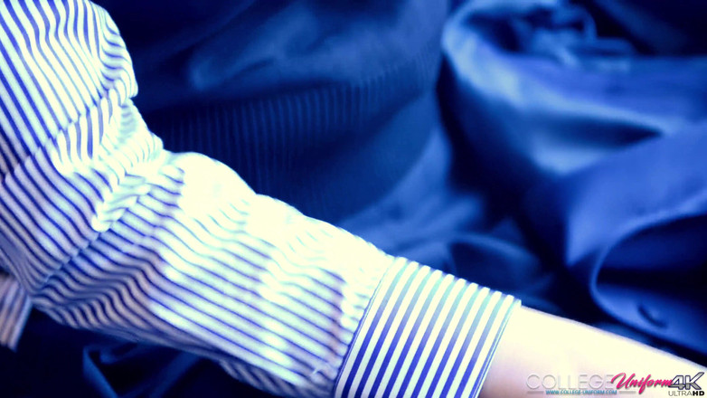 College Uniform: Footloose menampilkan Jess Impiazzi