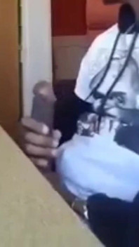 Hladím mého velkého černého ptáka