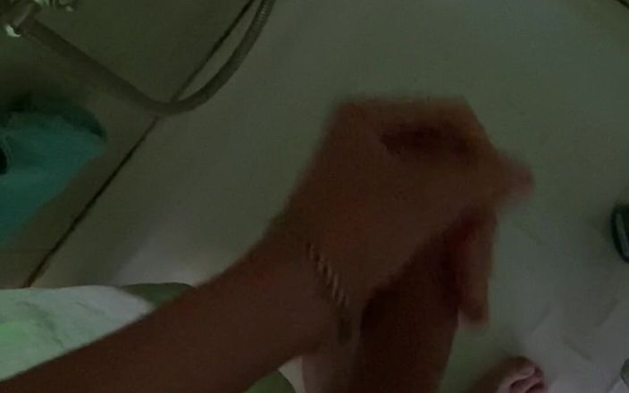 Meexy: Masturbación polla en cuarto de baño