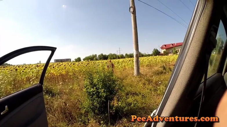 Pee Adventures: Блондинка писяє на лобове скло (вид зсередини автомобіля)