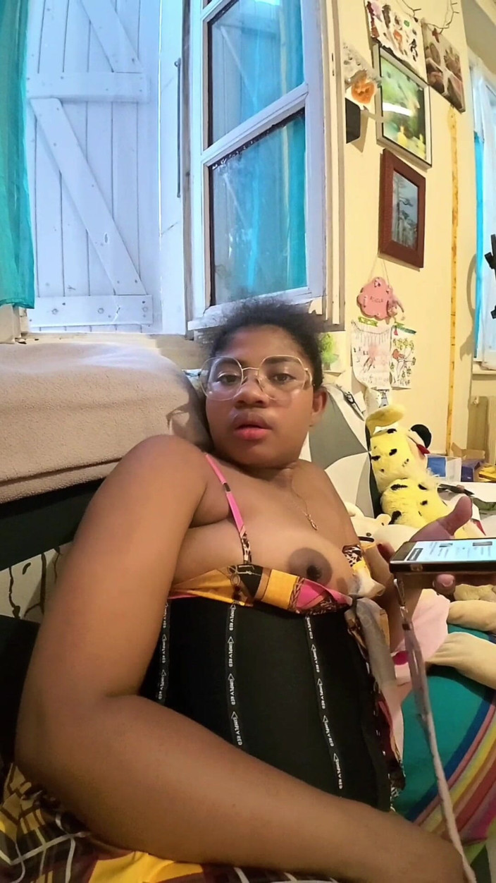 Belle: Topless ontspannen