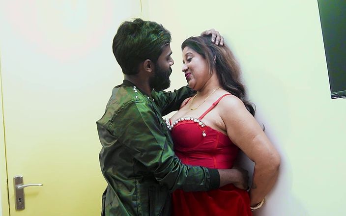 Queen star Desi: Особливий роман на день Святого Валентина, хардкорний секс