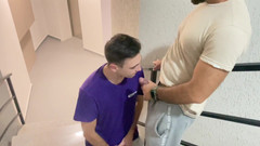 Nick Lewis: Souffler un étalon bien monté dans la cage d’escalier