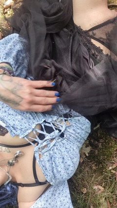 Mania Pigmilk: Vratké gothitty na lesní půdě