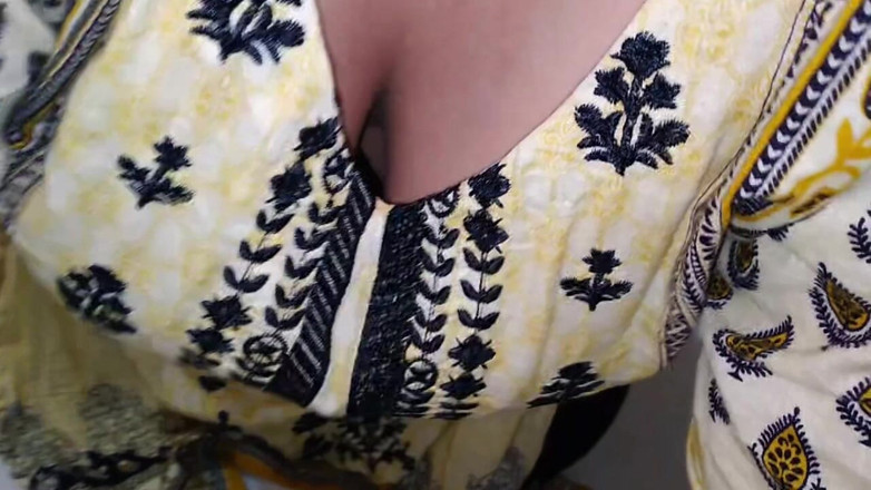 Aria Mia: Desi Hot Big Ass BBW Služka dostane drsný anál ošukaný šéfem...