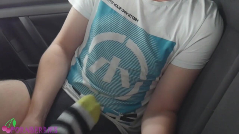 Ethan Alex: Mon ami à ficelle m'a fait un footjob dans la voiture