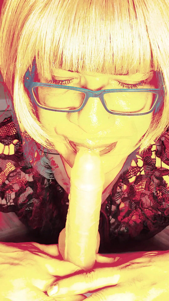 kandiKane: La sexy troia sissy kandi fuma e succhia salivosa